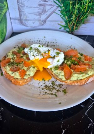 Une photo de Tartines d'avocat toasts et son œuf poché au saumon