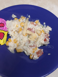 Una foto de Risotto con tomate, maíz y albahaca