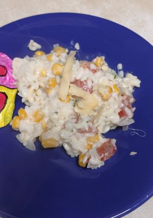 Una foto de Risotto con tomate, maíz y albahaca