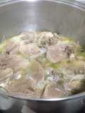 Lengua de res encebollada al vino blanco