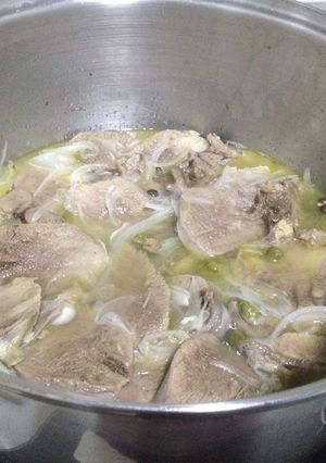 Una foto de Lengua de res encebollada al vino blanco