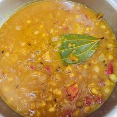 A picture of White matar chole.