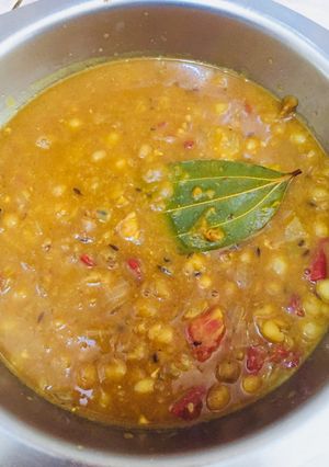 A picture of White matar chole.