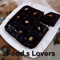 A picture of Brownie cake.