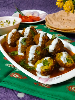 हरे मटर की कोफ्ता करी (hare matar ki kofta curry recipe in Hindi) रेसिपी मुख्य फोटो