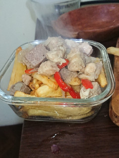 Una foto de Papas fritas con carne y pollo