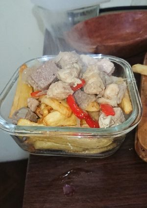 Una foto de Papas fritas con carne y pollo