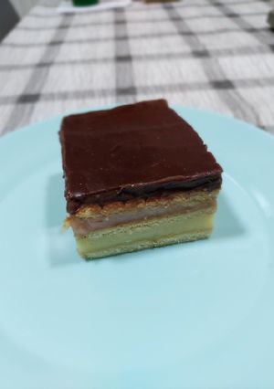 O poză a rețetei Prăjitură cu budincă și biscuiți.