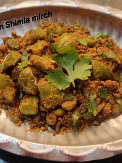 बेसन शिमला मिर्च की सब्जी (Besan shimla mirch ki sabzi recipe in hindi) रेसिपी मुख्य फोटो