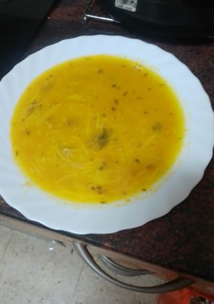 Una foto de Sopa de garbanzos con fideos y carne con hierbahuerto