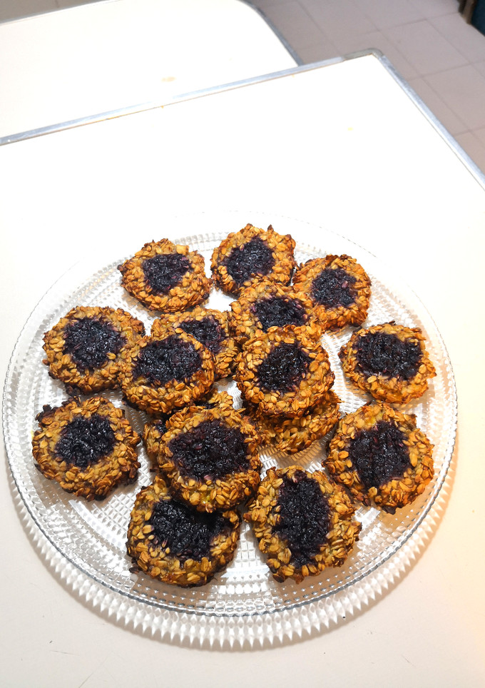 Una foto de Galletas de avena, plátano y mermelada