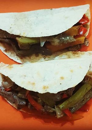 Una foto de Tacos de carne y vegetales