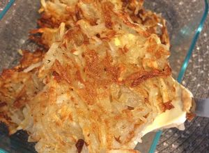 Una foto de Hash browns -papa rallada