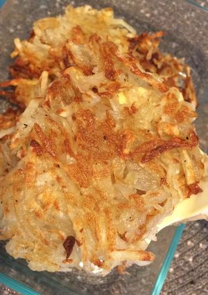 Una foto de Hash browns -papa rallada