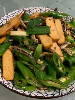 糯米椒炒丁香魚豆乾 的食譜成品照片
