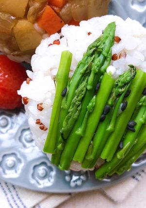 蘆筍藜麥飯糰 的食譜成品照片
