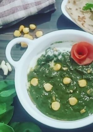 A picture of Palak Corn Curry.