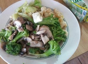 Una foto de Tallarines con brócoli y champiñones
