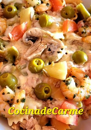 Una foto de Ensalada de pasta con bonito, langostinos y frutas