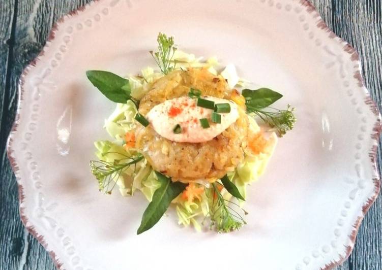 Rosti di patate con crema di cannellini e insalata spontanea