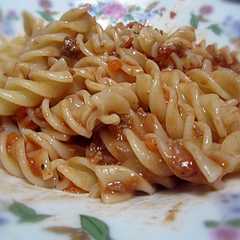 Fusilli Bolognese Ayam রেসিপির প্রধান ছবি