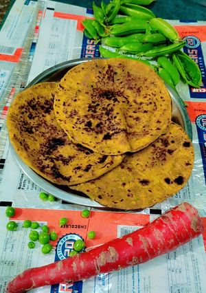 गाजर मटर मसाला पराठा रेसिपी मुख्य फोटो