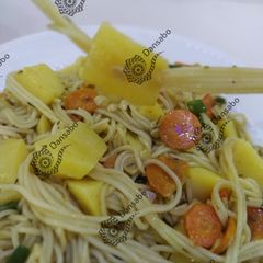 A picture of Vegetable garlic spaghetti with potatoes.