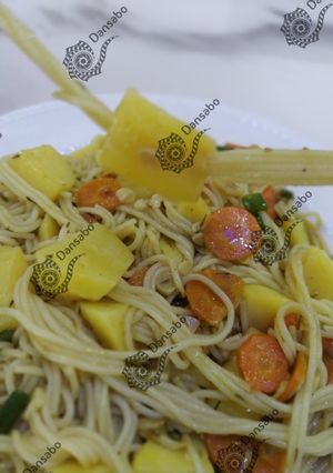A picture of Vegetable garlic spaghetti with potatoes.