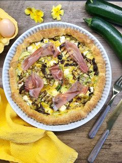 Foto di Torta salata zucchine grigliate, feta e speck