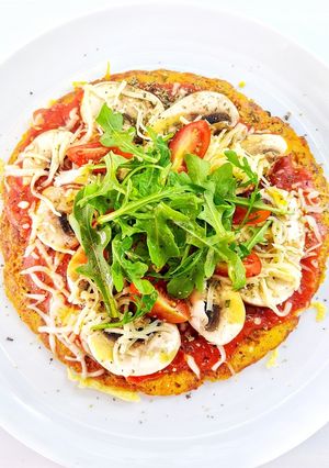 Foto principal de Pizza ligera con base de zanahoria al sartén
