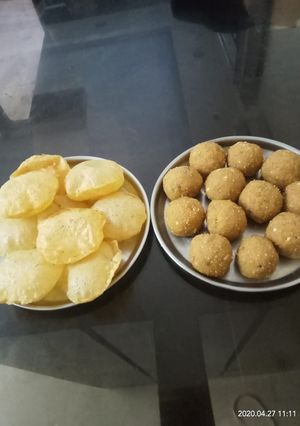 A picture of Churma Ladoo and puri.