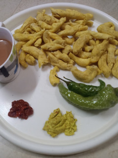 વણેલા ગાંઠીયા (Vanela Gathiya Recipe in Gujarati) રેસીપી મુખ્ય ફોટો