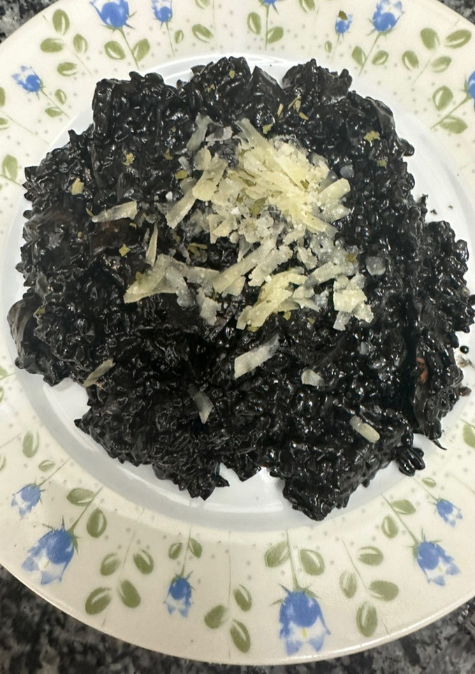 Una foto de 487. Risotto con calamares en su tinta (principal arroz)