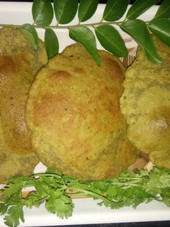 கருவேப்பிலை கொத்தமல்லி இலை பூரி (Karuuveppilai, kothamalli ilai poori recipe in tamil) செய்முறை முக்கிய புகைப்படம்