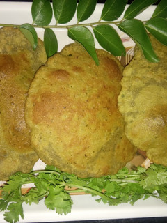 கருவேப்பிலை கொத்தமல்லி இலை பூரி (Karuuveppilai, kothamalli ilai poori recipe in tamil) செய்முறை முக்கிய புகைப்படம்