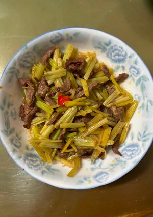 芹菜炒牛肉絲 的食譜成品照片
