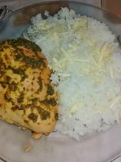 Una foto de Pechugas de pollo a la mostaza, con arroz.😄