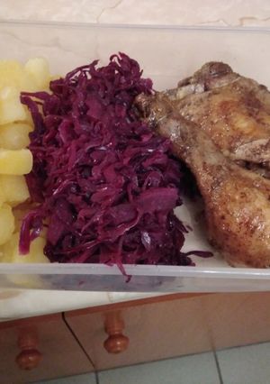 Sült csirkecomb párolt káposztával, főtt burgonyával recept fotója