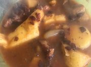 Una foto de cerdo con yuca