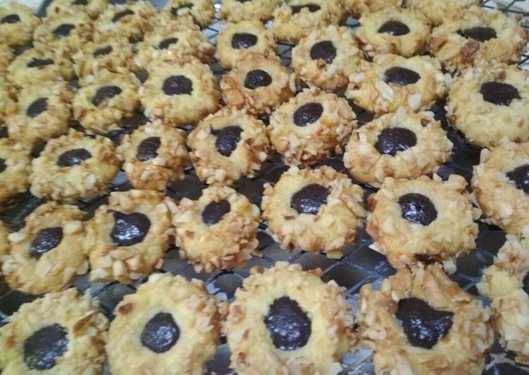 Cara Gampang Membuat Crunchy peanut thumbprint cookies, Sempurna