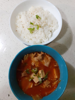 Una foto de Kimchi jiggae - sopa de kimchi
