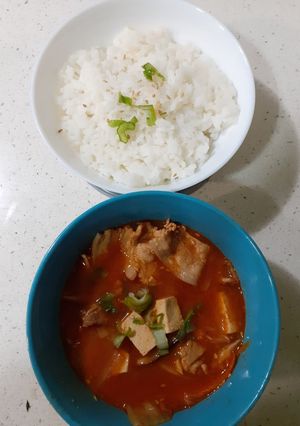 Una foto de Kimchi jiggae - sopa de kimchi