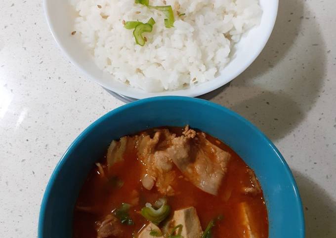 Kimchi jiggae - sopa de kimchi Receta de Cracatoa- Cookpad