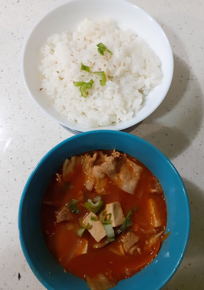 Una foto de Kimchi jiggae - sopa de kimchi