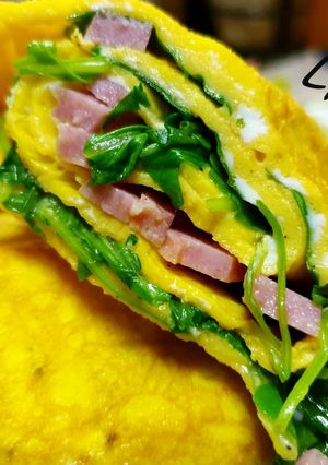 O poză a rețetei Omletă rulată cu rucola și salam.