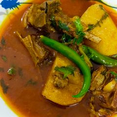 A picture of Aloo Gosht.