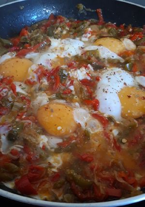 Une photo de Chakchouka aux poivrons et œufs