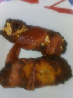 A picture of Costalitos envuelto en tocino.