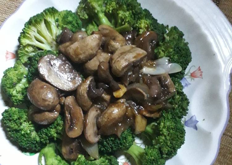 Langkah Mudah untuk Menyiapkan Brokoli dengan tumis jamur champignon Anti Gagal