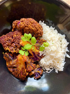Una foto de Coliflor morada tandoori